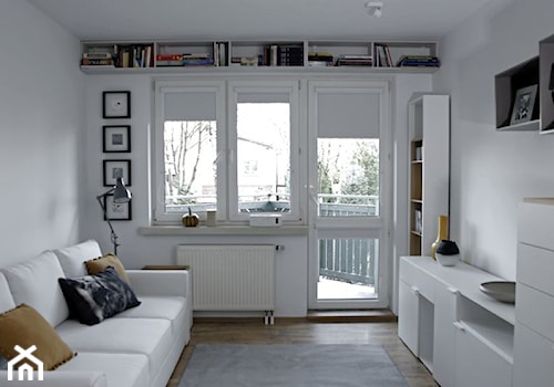 Metamorfoza pokój dzienny - Średni biały salon z tarasem / balkonem - zdjęcie od VOX