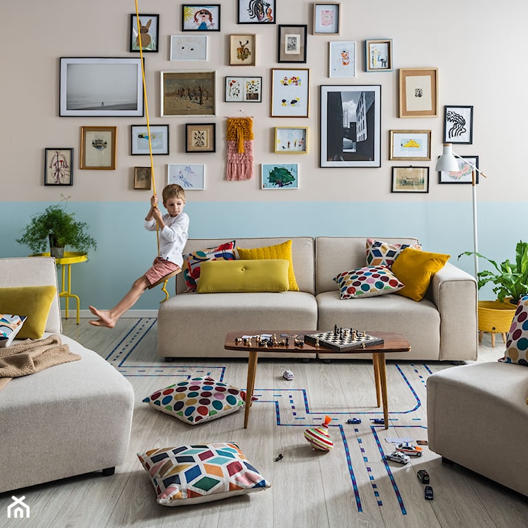 kolorowy salon dla całej rodziny, ściana z ramkami w salonie, beżowy komplet wypoczynkowy