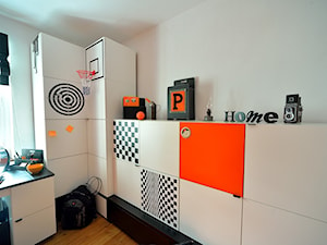 Metamorfoza pokoju młodzieżowego - Średni biały pokój dziecka dla nastolatka dla chłopca, styl nowoczesny - zdjęcie od VOX