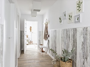 Ściany dekoracyjne KERRADECO - Średni biały hol / przedpokój, styl rustykalny - zdjęcie od VOX