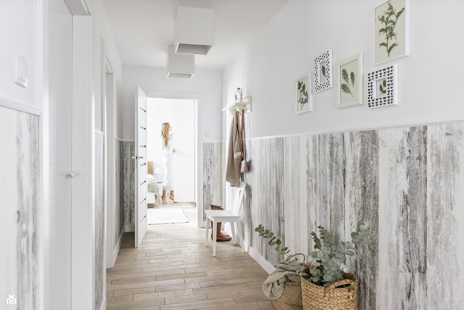Ściany dekoracyjne KERRADECO - Średni biały hol / przedpokój, styl rustykalny - zdjęcie od VOX - Homebook