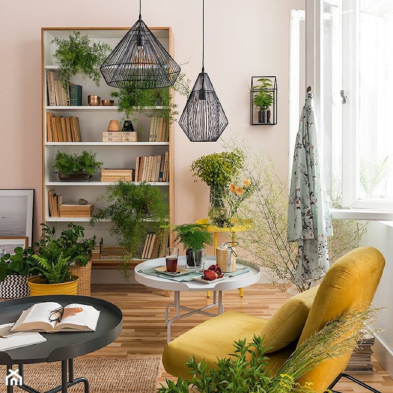 Dużo roślin w salonie, rośliny w mieszkaniu, żółty fotel, druciane lampy