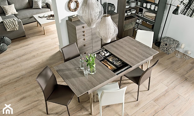 drewniany stół i krzesła w jadalni