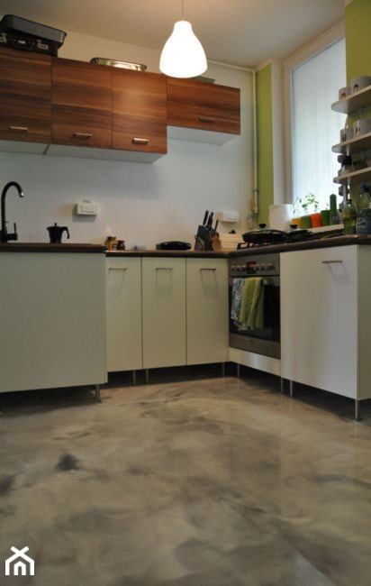 Stylowa podłoga w kuchni - zdjęcie od Napro - Homebook