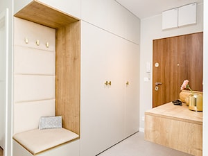 Apartament " Po Włosku" - Średni z wieszakiem biały hol / przedpokój - zdjęcie od JN STUDIO JOANNA NAWROCKA