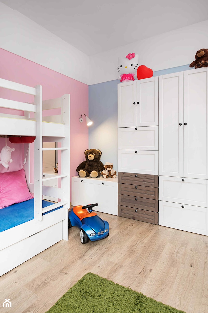 Mieszkanie kolorowe - Mały biały różowy niebieski pokój dziecka dla dziecka dla nastolatka dla chłopca dla dziewczynki dla rodzeństwa, styl skandynawski - zdjęcie od JN STUDIO JOANNA NAWROCKA