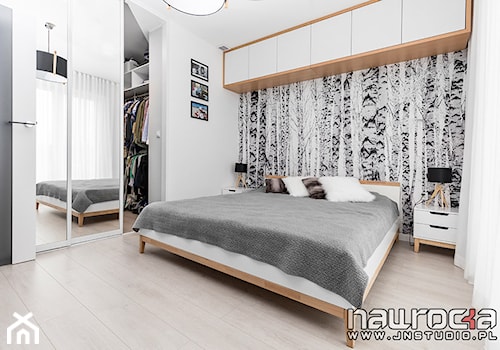 Apartament Wrocław - Średnia biała sypialnia z garderobą, styl nowoczesny - zdjęcie od JN STUDIO JOANNA NAWROCKA