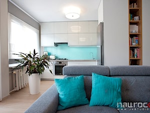 Apartament w turkusie - Mała otwarta z salonem biała z lodówką wolnostojącą z podblatowym zlewozmywakiem kuchnia w kształcie litery l, styl nowoczesny - zdjęcie od JN STUDIO JOANNA NAWROCKA