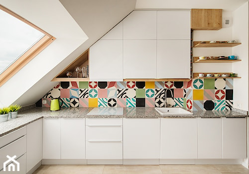 Mieszkanie kolorowe - Średnia otwarta z kamiennym blatem z zabudowaną lodówką z nablatowym zlewozmywakiem kuchnia w kształcie litery l, styl nowoczesny - zdjęcie od JN STUDIO JOANNA NAWROCKA