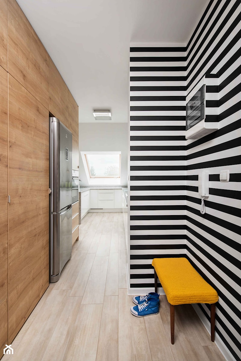 Mieszkanie kolorowe - Średni beżowy hol / przedpokój, styl nowoczesny - zdjęcie od JN STUDIO JOANNA NAWROCKA