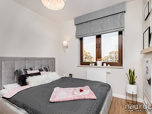 Apartament " Po Włosku" - Średnia biała sypialnia - zdjęcie od JN STUDIO JOANNA NAWROCKA