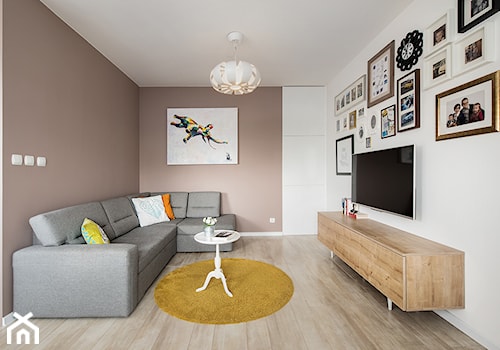 Mieszkanie kolorowe - Średni biały brązowy salon, styl nowoczesny - zdjęcie od JN STUDIO JOANNA NAWROCKA