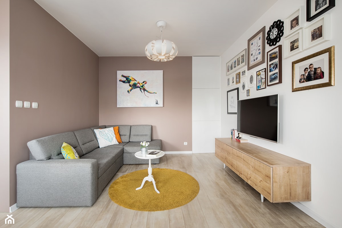 Mieszkanie kolorowe - Średni biały brązowy salon, styl nowoczesny - zdjęcie od JN STUDIO JOANNA NAWROCKA - Homebook