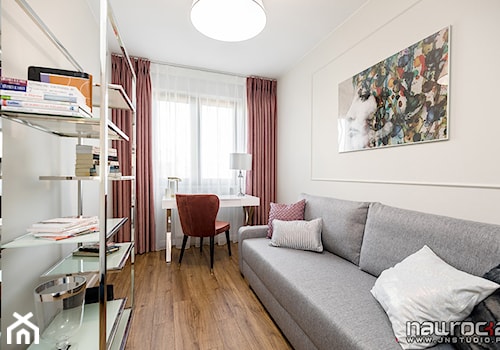 Apartament " Po Włosku" - Średnia biała z biurkiem sypialnia - zdjęcie od JN STUDIO JOANNA NAWROCKA