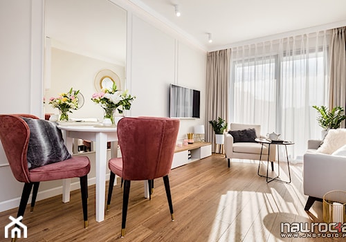 Apartament " Po Włosku" - Średni biały salon z jadalnią z tarasem / balkonem - zdjęcie od JN STUDIO JOANNA NAWROCKA