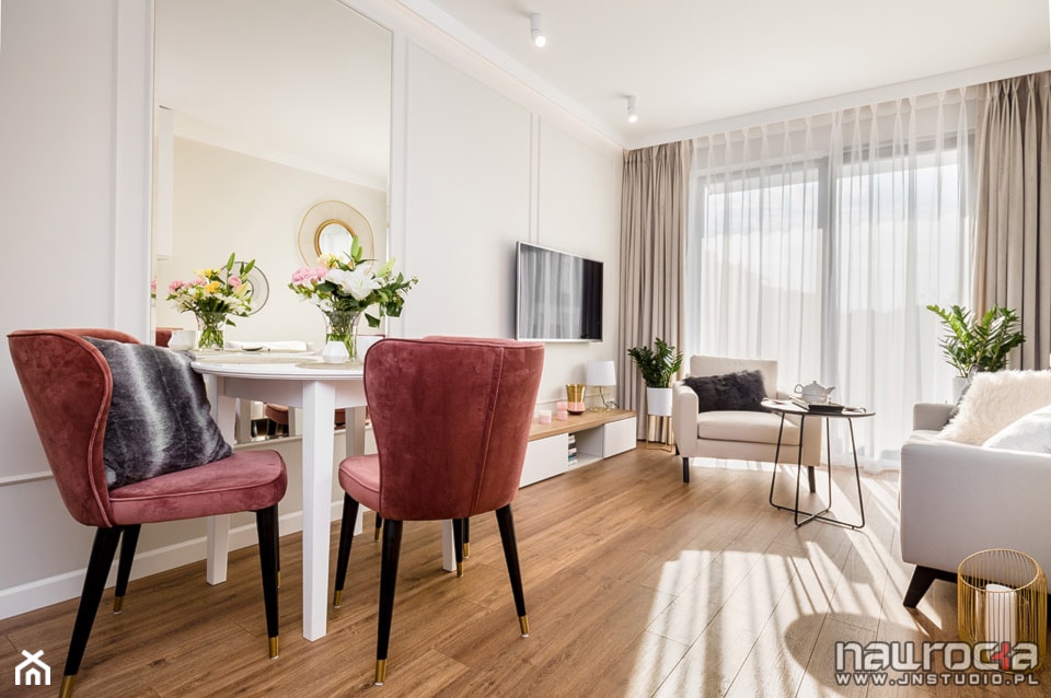 Apartament " Po Włosku" - Średni biały salon z jadalnią z tarasem / balkonem - zdjęcie od JN STUDIO JOANNA NAWROCKA - Homebook