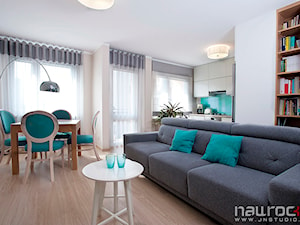 Apartament w turkusie - Średni salon z kuchnią z jadalnią z bibiloteczką, styl glamour - zdjęcie od JN STUDIO JOANNA NAWROCKA