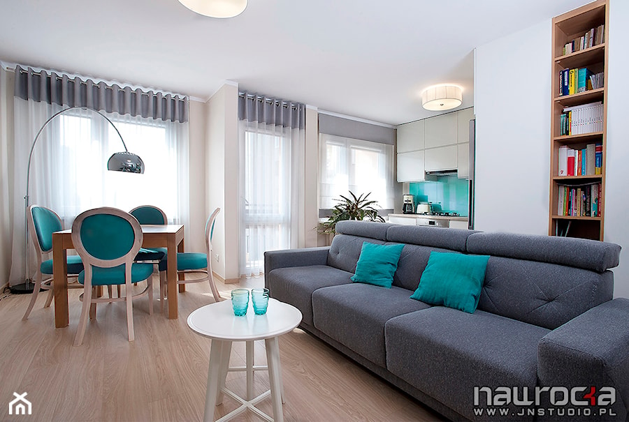 Apartament w turkusie - Średni salon z kuchnią z jadalnią z bibiloteczką, styl glamour - zdjęcie od JN STUDIO JOANNA NAWROCKA