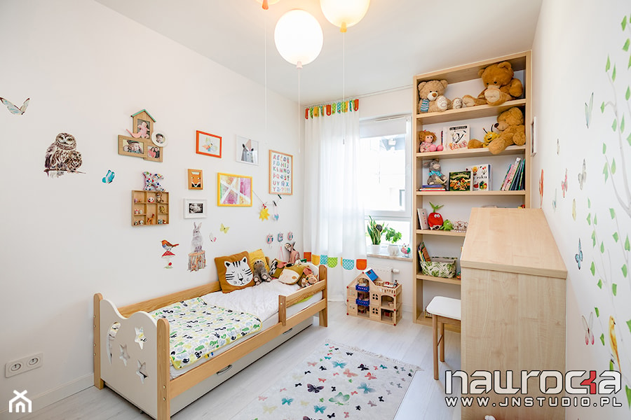 Mieszkanie Wrocław - Średni biały pokój dziecka dla dziecka dla chłopca dla dziewczynki - zdjęcie od JN STUDIO JOANNA NAWROCKA