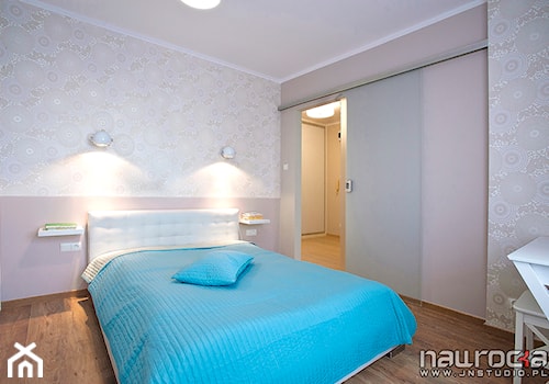 Apartament w turkusie - Średnia beżowa sypialnia, styl nowoczesny - zdjęcie od JN STUDIO JOANNA NAWROCKA