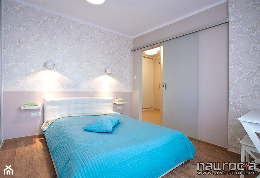 Apartament w turkusie - Średnia beżowa sypialnia, styl nowoczesny - zdjęcie od JN STUDIO JOANNA NAWROCKA