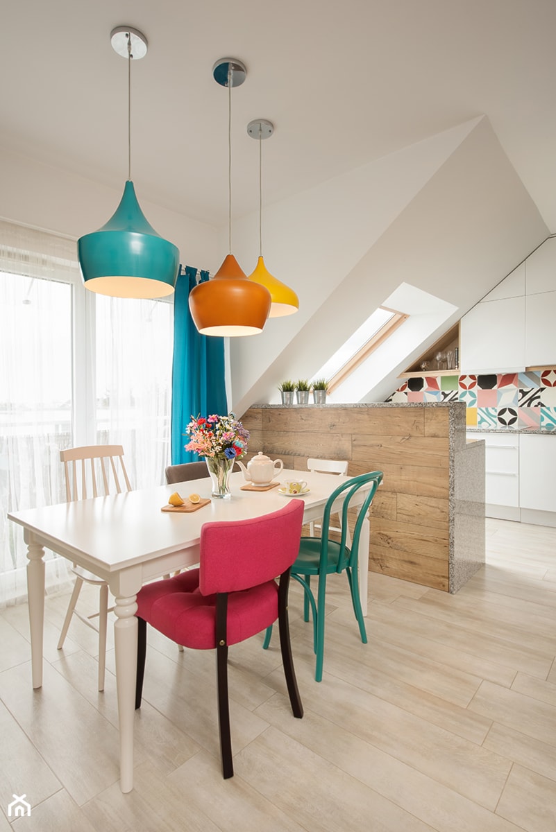 Mieszkanie kolorowe - Średnia biała jadalnia jako osobne pomieszczenie, styl industrialny - zdjęcie od JN STUDIO JOANNA NAWROCKA