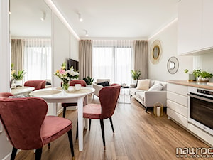 Apartament " Po Włosku" - Mała biała jadalnia w salonie w kuchni - zdjęcie od JN STUDIO JOANNA NAWROCKA
