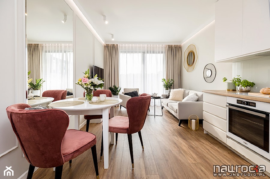 Apartament " Po Włosku" - Mała biała jadalnia w salonie w kuchni - zdjęcie od JN STUDIO JOANNA NAWROCKA