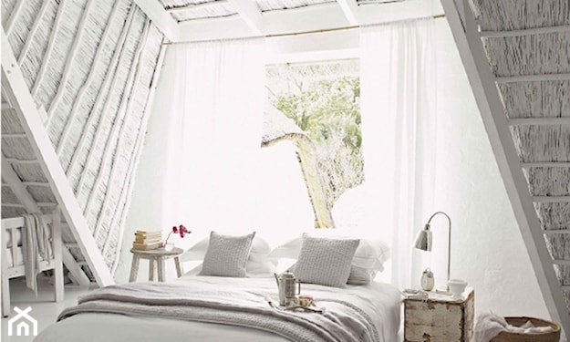 biała sypialnia na poddaszu, drewniany strop w sypialni