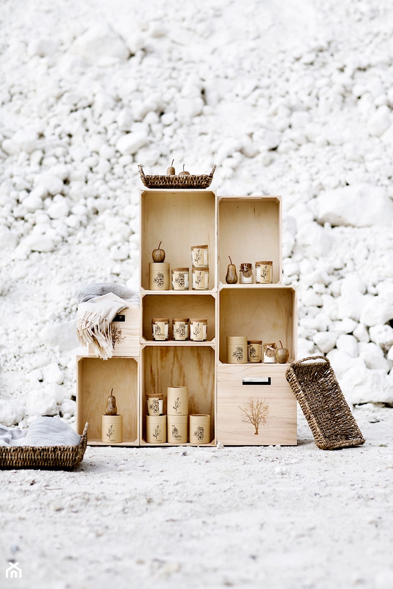 Naturalne dodatki do wnętrz wykonane z drewna i wikliny od duńskiej marki Broste Copenhagen - zdjęcie od scandiliving.pl