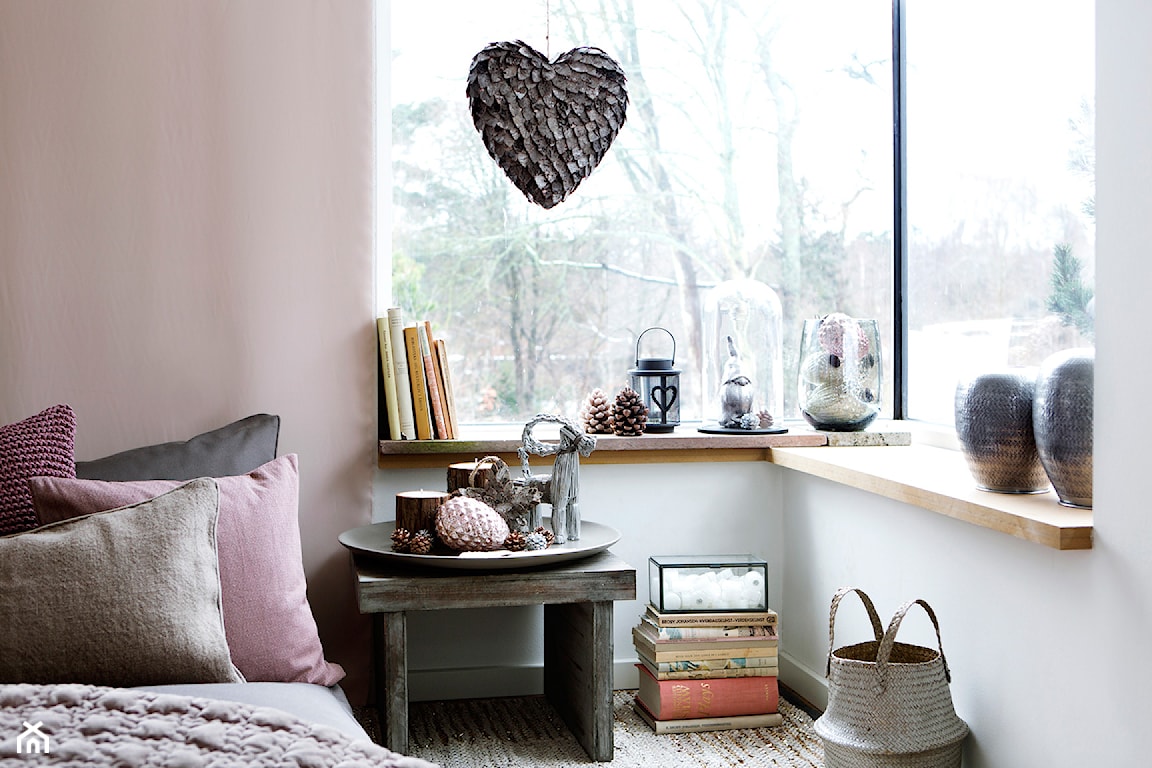 różowa zasłona, biała ściana, wiszące serduszko, różowe poduszki, srebrne wazony