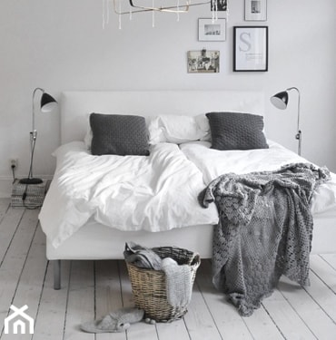 biała sypialnia z wiklinowym koszem