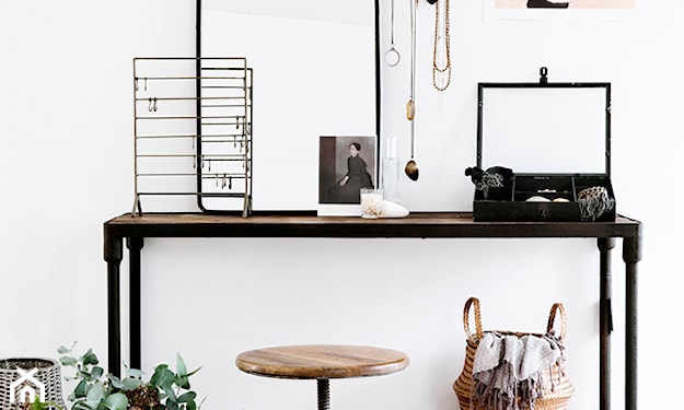 metalowe biurko z drewnianym blatem, drewniany taboret, lustro z metalową ramą, wiklinowy koszyk