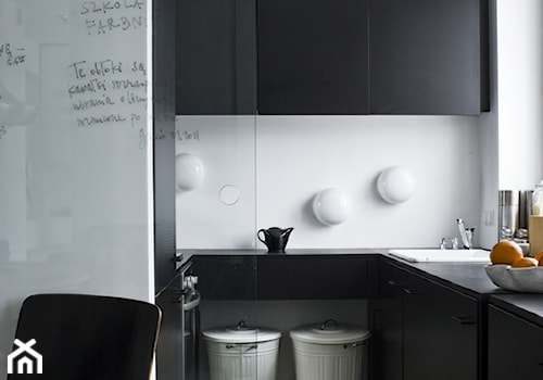 black&white/inspiracje pozyskane z Pinterest - Mała otwarta biała z podblatowym zlewozmywakiem kuchnia w kształcie litery u z kompozytem na ścianie nad blatem kuchennym, styl nowoczesny - zdjęcie od Maison Studio - Architektura Wnetrz. Żaklina Litwa