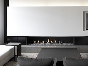 proste formy/inspiracje pozyskane z Pinterest - Średni biały czarny salon, styl minimalistyczny - zdjęcie od Maison Studio - Architektura Wnetrz. Żaklina Litwa