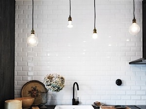 black&white/inspiracje pozyskane z Pinterest - Biała z podblatowym zlewozmywakiem kuchnia, styl industrialny - zdjęcie od Maison Studio - Architektura Wnetrz. Żaklina Litwa