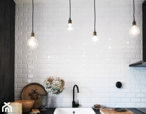 białe kafelki w kuchni, lampy wiszące na kablu