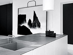proste formy/inspiracje pozyskane z Pinterest - Mała otwarta z salonem z kamiennym blatem biała z zabudowaną lodówką z podblatowym zlewozmywakiem kuchnia jednorzędowa z marmurową podłogą, styl nowoczesny - zdjęcie od Maison Studio - Architektura Wnetrz. Żaklina Litwa