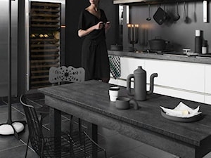 proste formy/inspiracje pozyskane z Pinterest - Duża zamknięta z kamiennym blatem czarna z zabudowaną lodówką z nablatowym zlewozmywakiem kuchnia jednorzędowa, styl skandynawski - zdjęcie od Maison Studio - Architektura Wnetrz. Żaklina Litwa