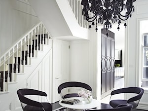 black&white/inspiracje pozyskane z Pinterest - Mała biała jadalnia, styl glamour - zdjęcie od Maison Studio - Architektura Wnetrz. Żaklina Litwa