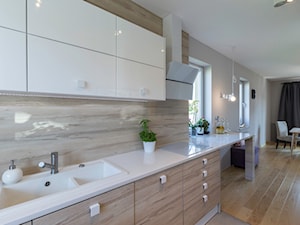 Dom Bojano - Średnia otwarta z salonem beżowa z podblatowym zlewozmywakiem kuchnia jednorzędowa, styl skandynawski - zdjęcie od My Place
