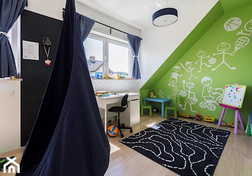 Dom Bojano - Średni biały czarny zielony pokój dziecka dla dziecka dla chłopca, styl nowoczesny - zdjęcie od My Place