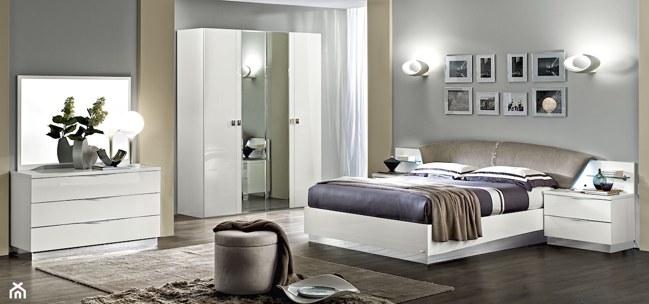 białe łóżko z beżowym zagłówkiem, biała komoda, biała szafa z lustrem, biała zasłona, beżowy dywan