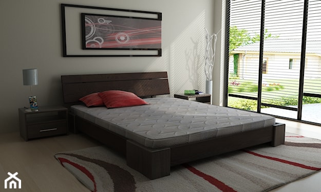 czerwone poduszki, szary materac, drewniane łóżko
