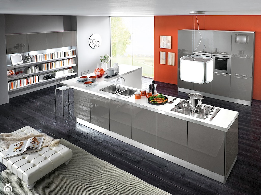 nowoczesna kuchnia z postarzaną podłogą, szare fronty na wysoki połysk, pomarańczowa ściana w kuchni