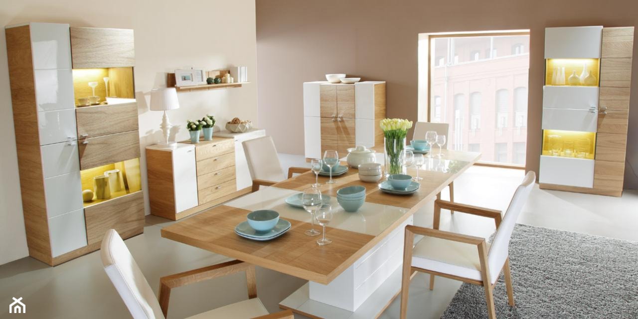 drewniany stół, biała podłoga, szary dywan, błękitna zastawa, drewniane meble z białymi wstawkami Radius Centrum Meble