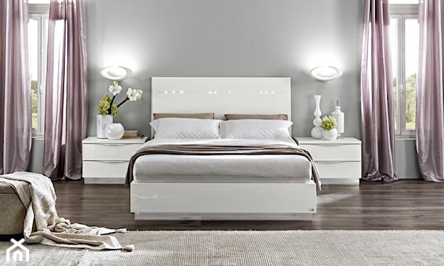 duże białe łóżko w sypialni