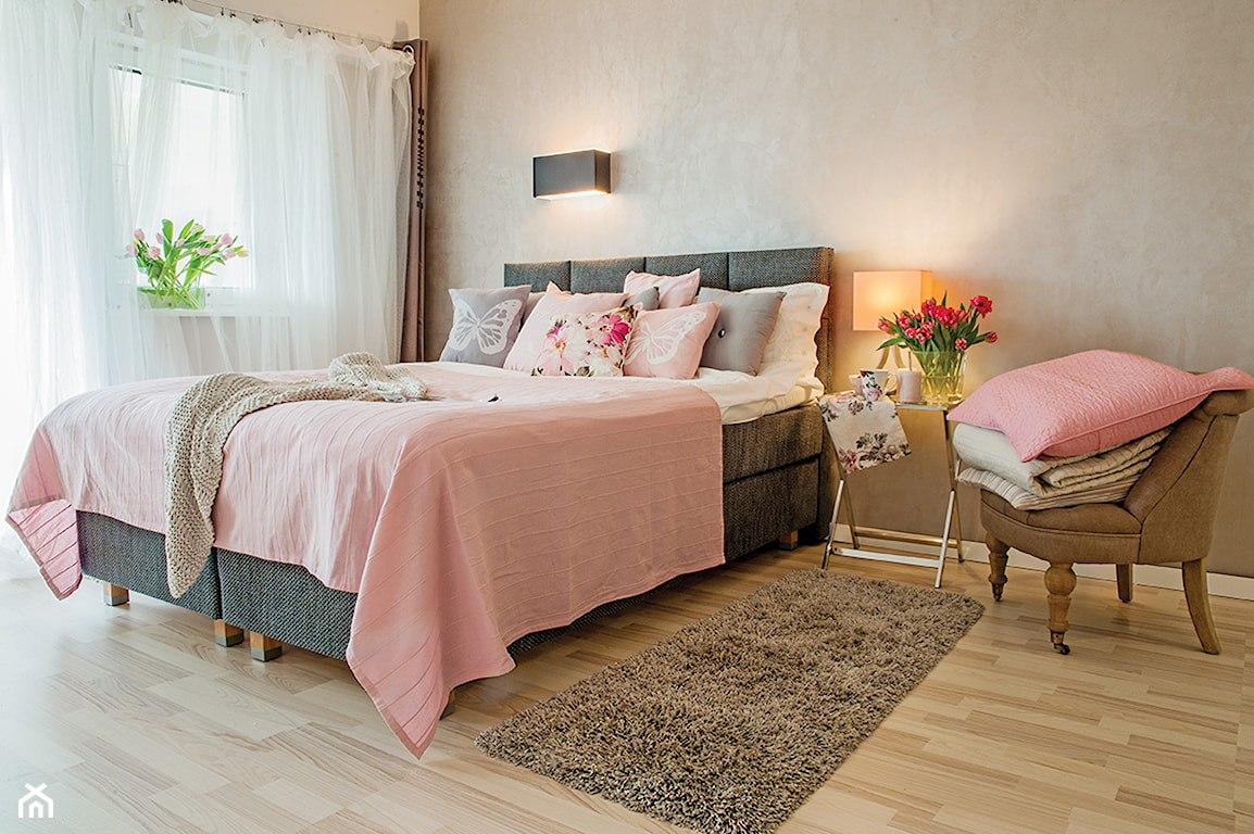 sypialnia z różowymi dodatkami