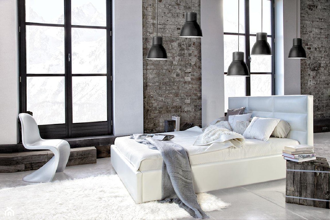 industrialna sypialnia z białym łóżkiem