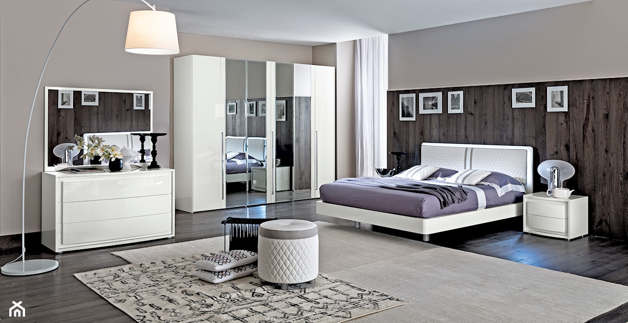 biała lampa, szafa z lustrem, drewniana podłoga, szary dywan, białe łóżko, biała pikowana pufa